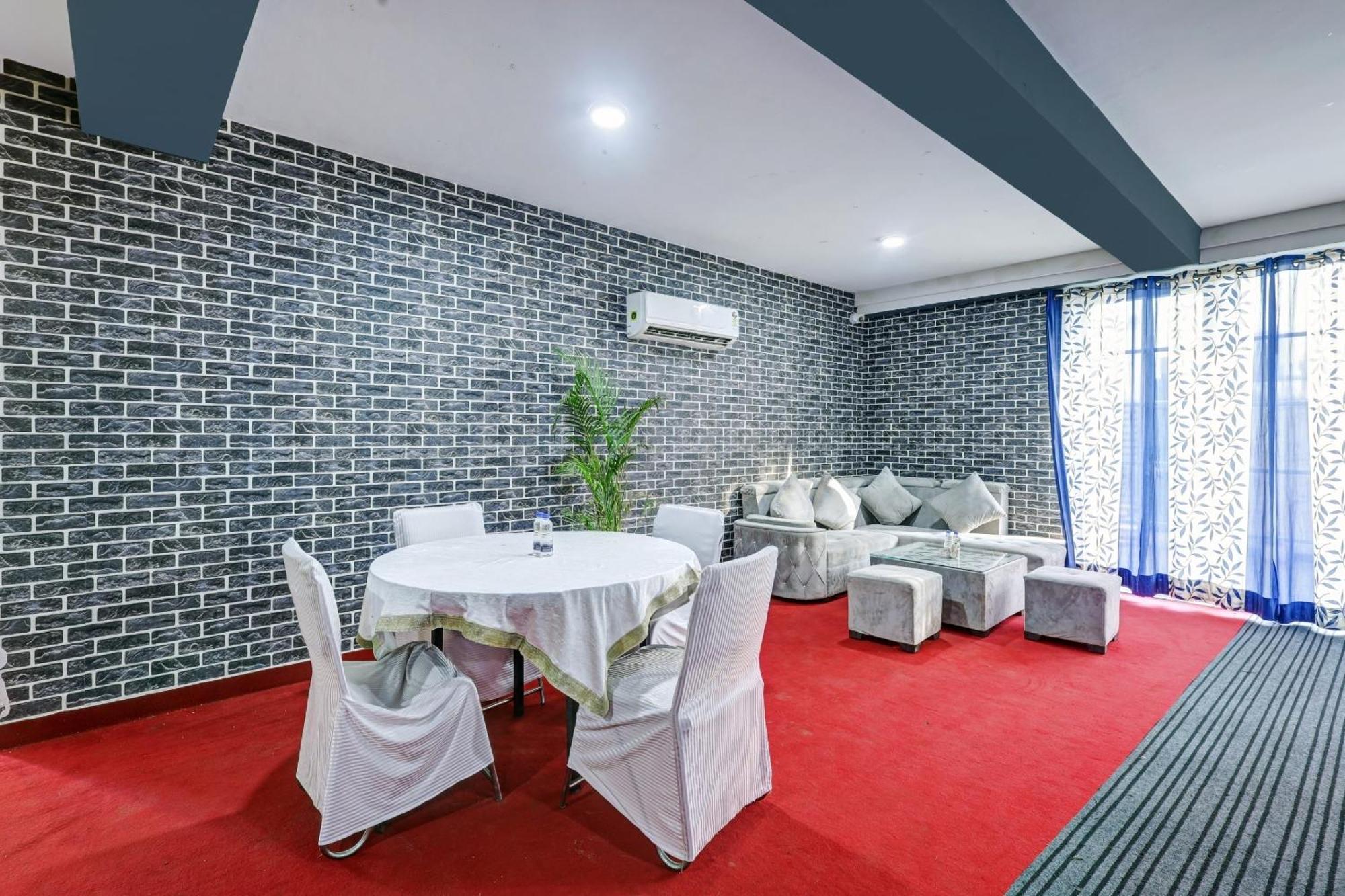 Super Townhouse Tipsyy Near Bestech Central Square Mall Gurgaon Buitenkant foto