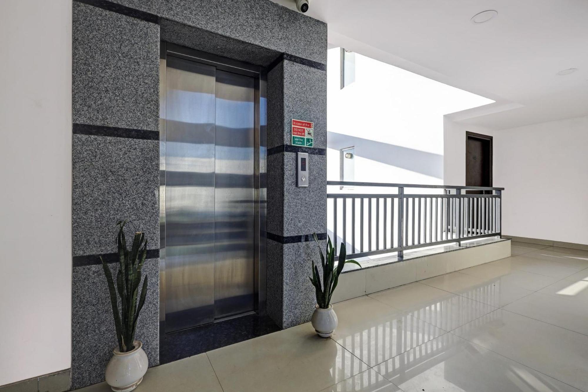 Super Townhouse Tipsyy Near Bestech Central Square Mall Gurgaon Buitenkant foto